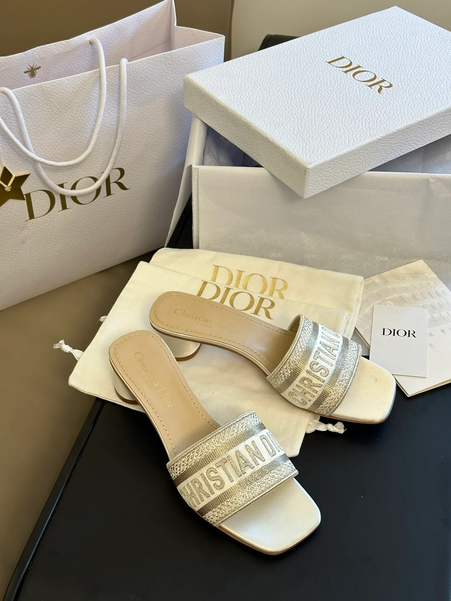 👟👟Ex-factory price 440👟👟 Women's shoes Women's clothing Women's shoes Women's shoes Women's clothing Dior • Dior 2025 DWAY spring and summer new one-word embroidered slippers version CD letter logo three-dimensional embroidery cylindrical heel sandals Square toe thick heel jelly color open-toe slippers Upper: original consistent high-temperature water-soluble cotton electro-embroidery technology silk fabric Inner: water-dyed sheepskin lining Outsole: Italian leather outsole Heel height: 3.5CM Size: 35-40